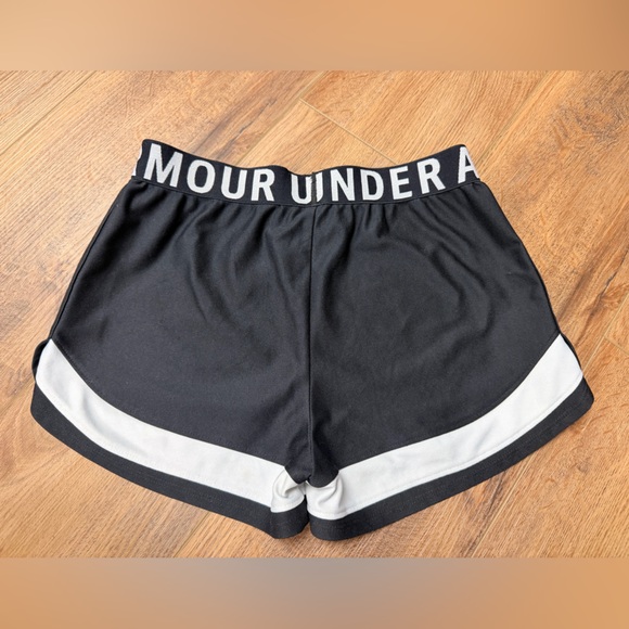 Under Armour Girl’s Athletic Shorts in Black and White YLG - Picture 2 of 3
